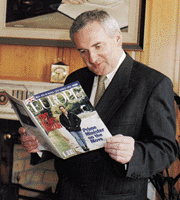 Bertie Ahern lisant un magazine