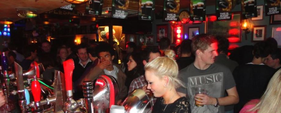 Foule dans le pub, vue depuis le bar principal