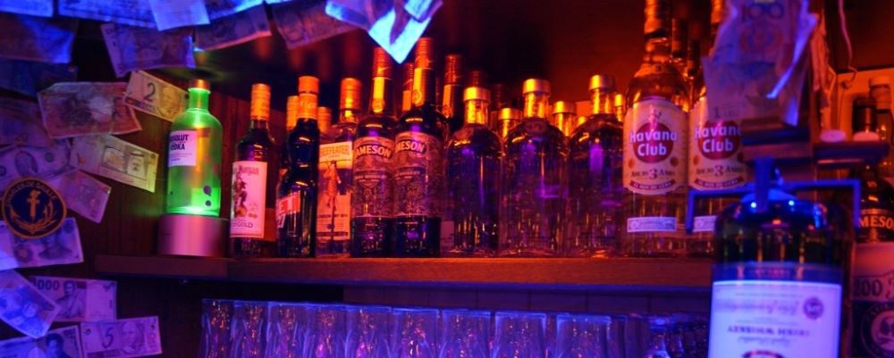 Bouteilles entreposées à l'arrière du bar principal