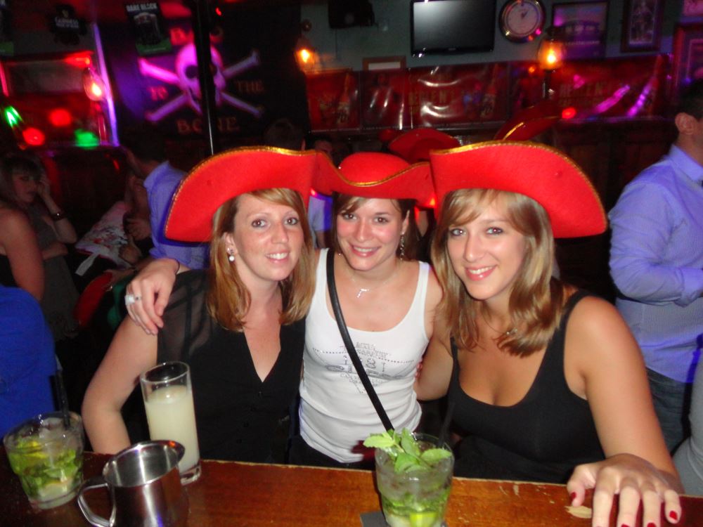 Trois invitées portant le chapeau du Captain lors d'une Morgan Party