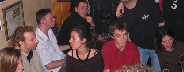 Plusieurs invités présents dans le couloir