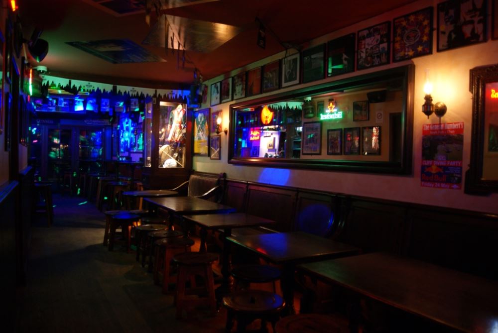 Couloir liant le bar principal et le lounge bar à l'arrière du pub