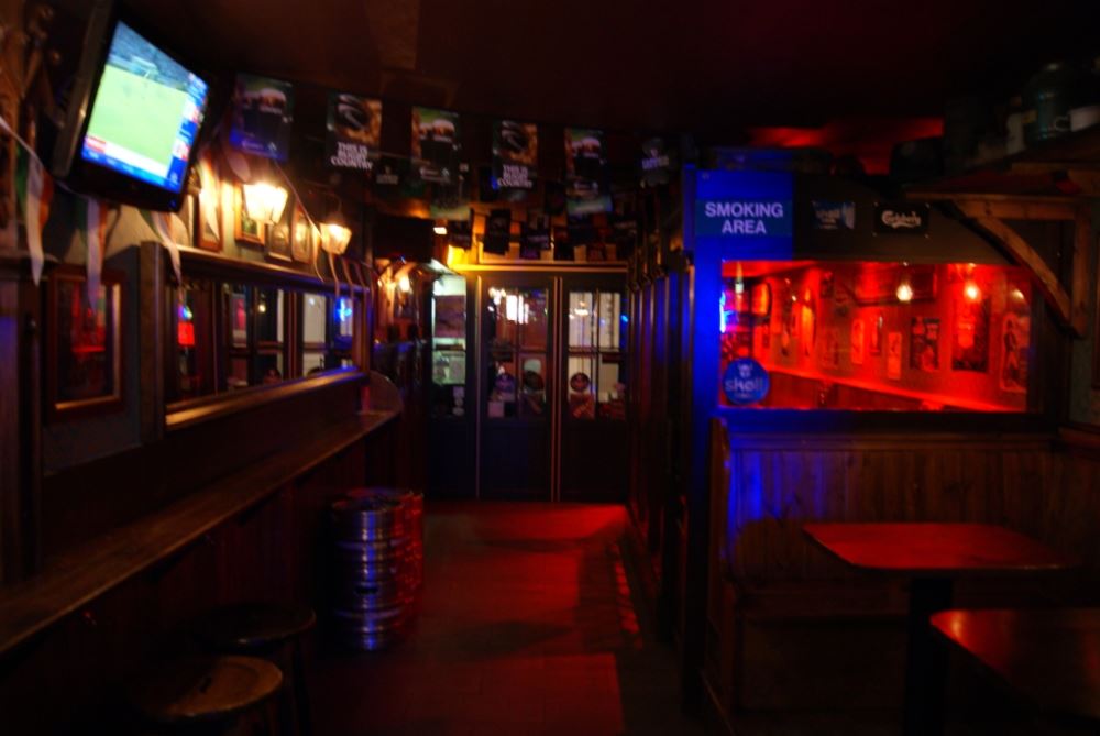 Vue de l'entrée du pub depuis le bar principal