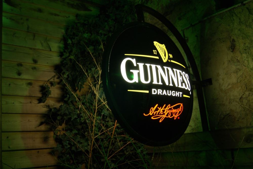 Enseigne Guinness sur le patio du pub