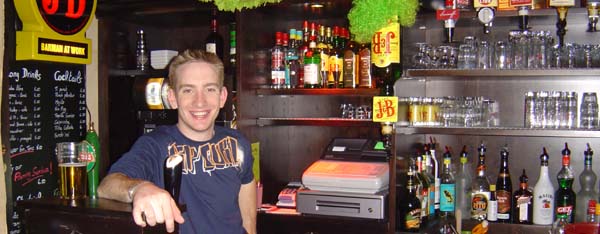 Barman travaillant au lounge bar