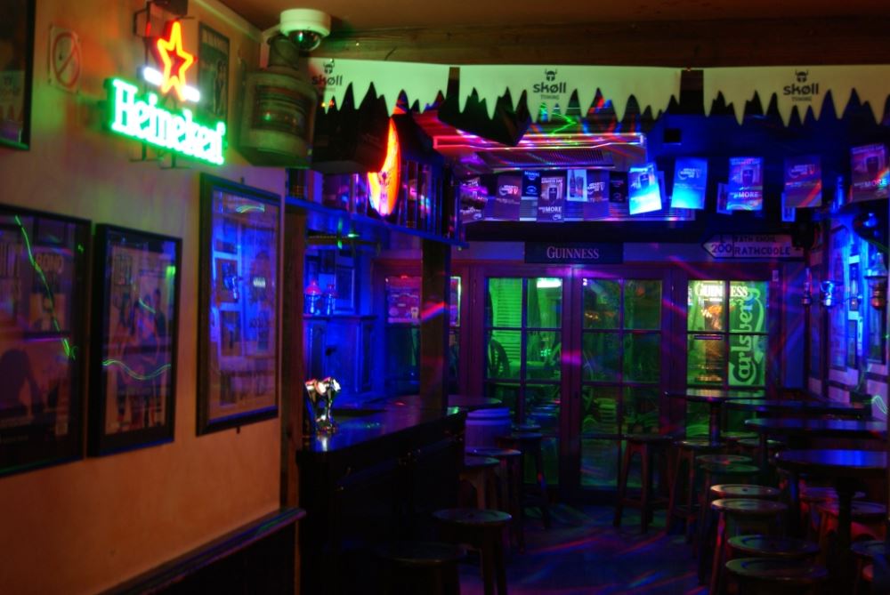 Lounge bar, vu depuis le couloir