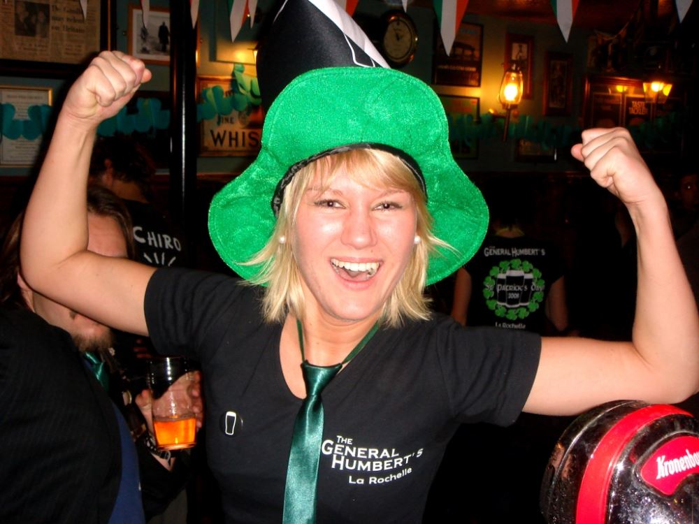 Une invitée lors d'une soirée de Saint-Patrick