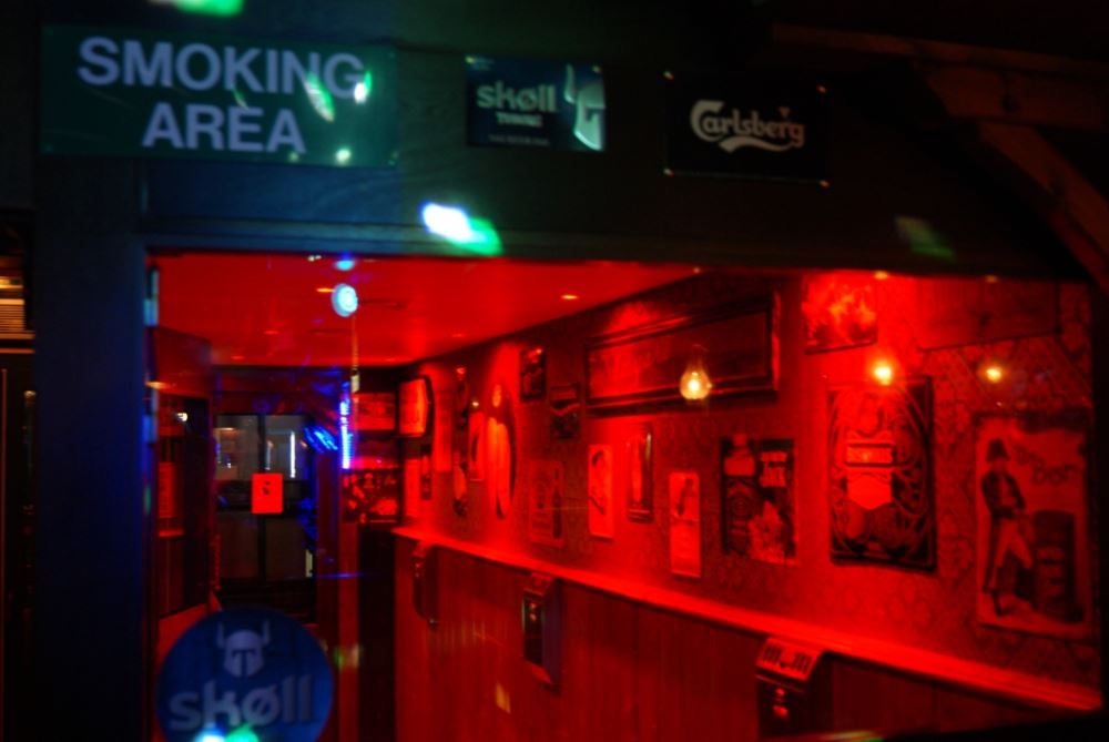 Fumoir (zone fumeur) présent dans l'entrée