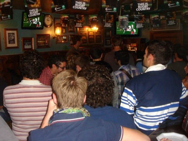 Spectateurs regardant d'une retransmission sportive dans le pub