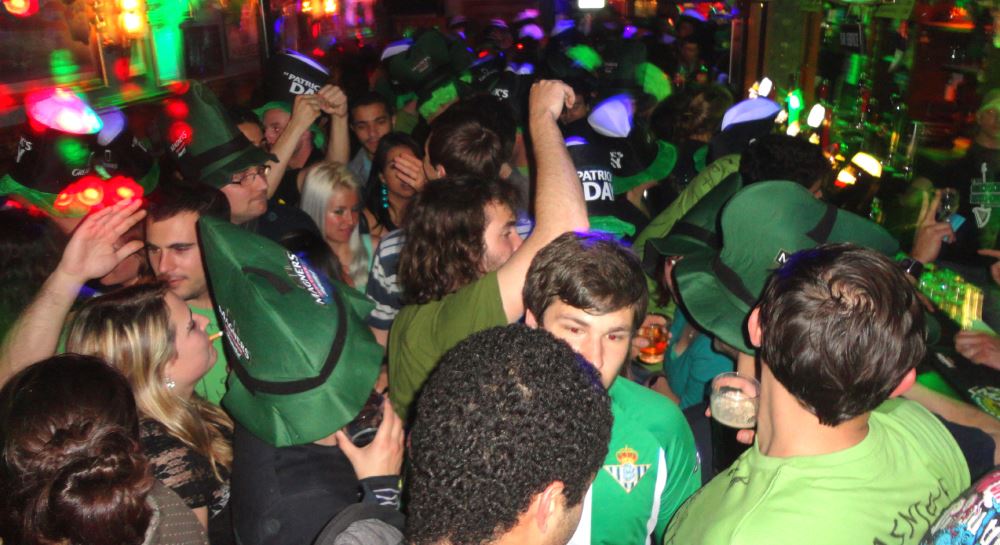 Foule dans le pub pour une soirée de Saint-Patrick